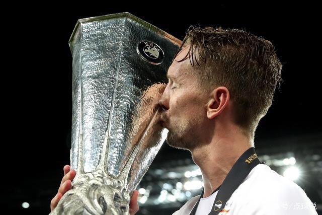 巴萨17岁小将面部受伤缝10针 赛后社交媒体晒图